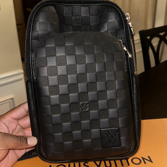 Louis Vuitton - Picture 3 of 3